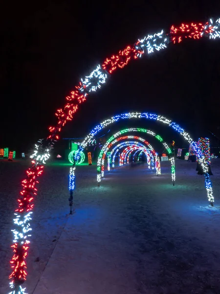 Coloridos Arcos Envueltos Rayas Luces Led Extienden Sobre Una Pasarela — Foto de Stock