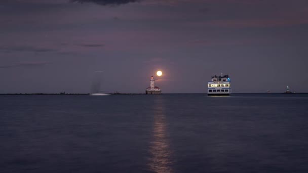 シカゴ 2019年9月13日 満月のマイクロ収穫月が夜空を照らすように クルーズボートは シカゴハーバー灯台を通過するミシガン湖に海軍桟橋から引き出します — ストック動画