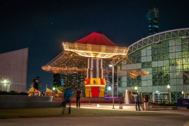 Chicago, Il - 13 Eylül 2019: Turistler ve ziyaretçiler, kapsamlı yenileme çalışmalarının ortasında ki Navy Pier'de salıncaklarda gezintiye çıkıyorlar.