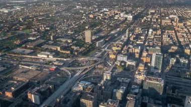 Şikago şehir merkezi yakınlarındaki büyük bir otoyol ya da otoyol kavşağında hızla ilerleyen trafiğin panoramik hava zaman çizelgesi görüntüsü.