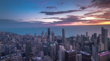 Chicago panoramik ufuk çizgisi gökyüzü zaman çizelgesi şehrin ışıklarıyla birlikte güzel bir gün doğumuna üzerlerinde pembe, mavi, turuncu ve mor bulutlar ve Michigan Gölü ötesinde..