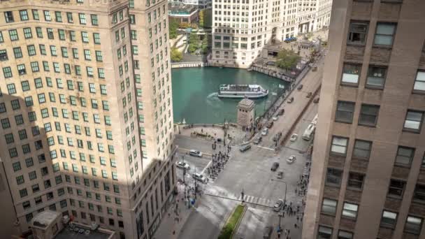 Chicago Οκτωβρίου 2019 Πεζοί Διασχίζουν Εναλλάξ Διασταύρωση Michigan Και Wacker — Αρχείο Βίντεο
