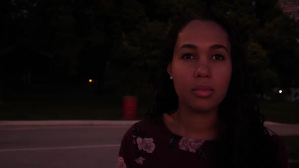 Una sartén de 360 grados alrededor de una hermosa mujer afroamericana con un horizonte de la ciudad y árboles detrás de ella y un hermoso amanecer colorido sobre una playa y el lago Michigan en la dirección que está mirando . — Vídeos de Stock