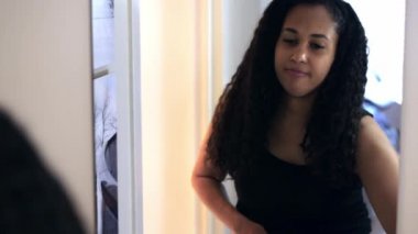 Güzel Afrikalı Amerikalı kadın ve anne bir aynanın önünde duruyor ve doğum sonrası diyet ve kilo verme egzersizinden sonra dar ve dar kot pantolonunu kapatmaya çalışıyor..