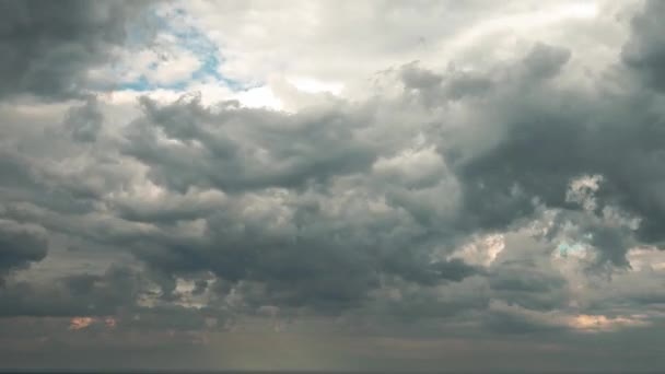Luchtfoto Uitzoomen Wolkenlandschap Bewolkte Hemel Timelapse Het Water Van Lake — Stockvideo