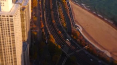 Otomobiller ve diğer araçlar Oak Caddesi ile Kuzey Bulvarı plajı arasında geçerken, minyatür eğim stili Lake Shore Drive 'ın zaman atlaması Chicago' da renkli yapraklar ve ağaçlarla kaplıydı..