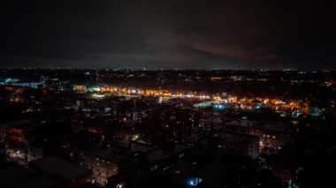 Şiddetli bir fırtına sistemi ve bulutların şehri ve yerleşim yerlerini aydınlatan yıldırımlar ile birlikte gece vakti dramatik hava durumu zaman aşımına uğruyor..