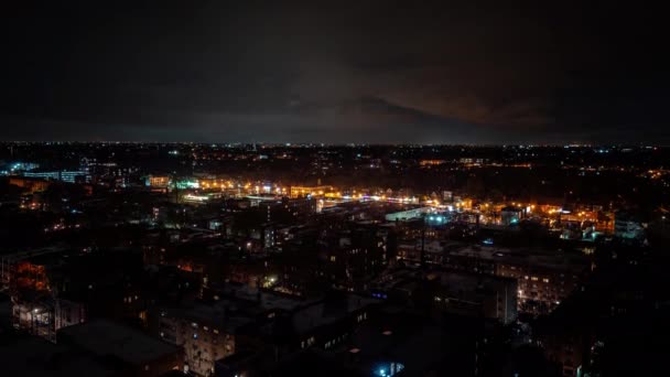 Yoğun Fırtına Sistemi Bulutlar Şehri Yerleşim Bölgelerini Aydınlatırken Havadan Geçen — Stok video