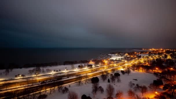 Mooie panning up antenne ochtend zonsopgang tijd verstrijken van de Chicago Lakefront langs Lake Michigan met verkeer vliegen door op Lake Shore Drive als de nacht draait tot dag. — Stockvideo