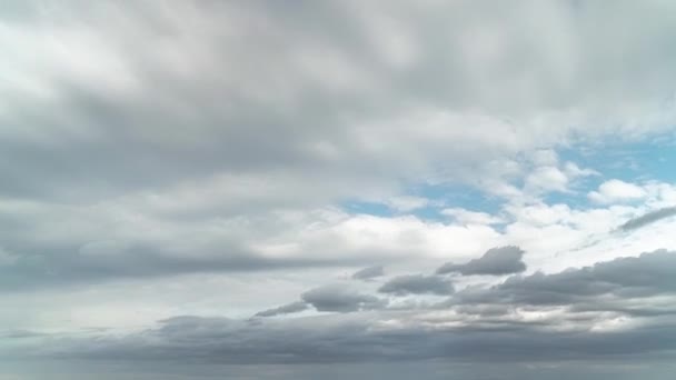 Lapso Tempo Camadas Nuvens Brancas Cinzas Fofas Flutuando Sob Céu — Vídeo de Stock