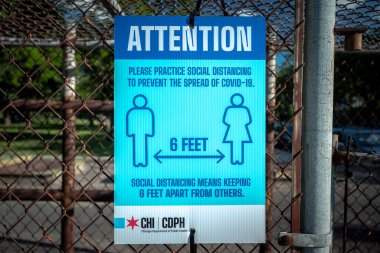 Chicago, IL - 11 Haziran 2020: Chicago Halk Sağlığı Bakanlığı tarafından asılan mavi tabela, yayalara COVID-19 'un yayılmasını önlemek için toplumsal mesafenin 6 feet olduğunu bildirdi.