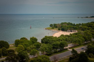 Chicago, IL- 21 Haziran 2020 'de Foster Sahili sıcak bir yaz gününde güneş ve suyun keyfini çıkarmak için toplanan birçok insan gördü ancak COVID-19 salgını nedeniyle göl ve plajlar açık değildi..