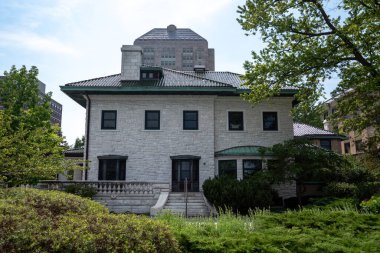 Chicago, IL - 28 Haziran 2020: Loyola Üniversitesi kampüsü ve Piper Hall COVID-19 koronavirüs salgını ve tecrit süresince sessiz kaldılar.