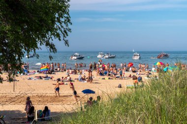 Chicago, IL - 28 Haziran 2020: KOVID-19 Coronavirus salgını nedeniyle plajlara ve liman girişine dair işaretlere rağmen insanlar hala Kathy Osterman plajına akın ediyorlardı..