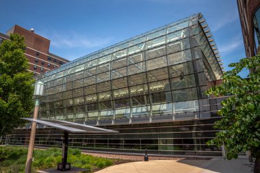 Chicago, IL - 28 Haziran 2020: Loyola Üniversitesi 'nde Çevre Sürdürülebilirliği Enstitüsü' nün modern mimarisi, yapının çatısını tamamen kaplayan cam bir cepheye sahiptir..