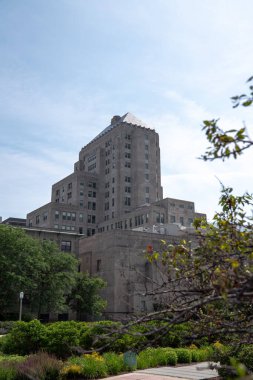 Chicago, IL - 28 Haziran 2020: Loyola Üniversitesi kampüsü ve Mundelein Güzel ve Gösteri Sanatları Merkezi COVID-19 Coronavirüs salgını sırasında sessiz kaldı.