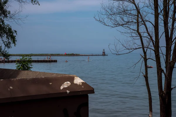 芝加哥 伊利诺伊州 2020年6月28日 尽管由于Covid 19型珊瑚大流行 芝加哥的海滩和海滨通道仍然关闭 但人们仍然聚集在湖畔游泳 享受天气 — 图库照片