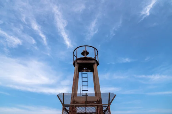 Blick Hinauf Einem Verwitterten Leuchtturm Aus Stahl Ende Einer Seebrücke — Stockfoto