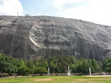 Stone Mountain, GA - 25 Mayıs 2014: Stone Mountain Park 'taki ünlü Konfederasyon Anıtı' nda toplanan insanlar General Stonewall Jackson, Robert E. Lee ve Başkan Jefferson Davis 'i resmediyor.