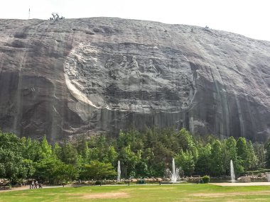 Stone Mountain, GA - 25 Mayıs 2014: Stone Mountain Park 'taki ünlü Konfederasyon Anıtı' nda toplanan insanlar General Stonewall Jackson, Robert E. Lee ve Başkan Jefferson Davis 'i resmediyor.