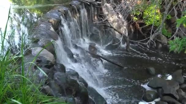 Vacker Panorering Ner Utsikt Uppifrån Man Gjort Sten Vattenfall Med — Stockvideo