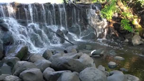 Hermosa Cascada Vídeo Panorámica Desde Arriba Como Salpicaduras Agua Cascadas — Vídeo de stock