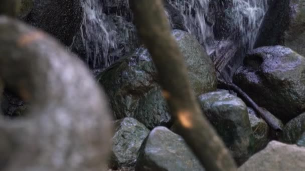 Close Panning Shot Waterfall Water Cascades Rocky Boulder Surface Splashing — Video Stock