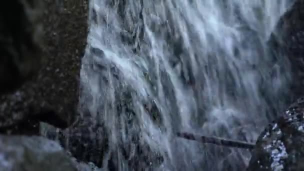 Gros Plan Eau Blanche Coulant Sur Surface Rocheuse Une Cascade — Video