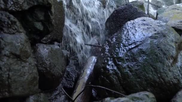 Sluiten Panning Shot Van Een Waterval Als Water Cascades Naar — Stockvideo