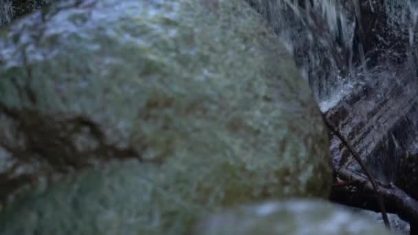 Bir Adamın Kayalık Yüzeyinden Akan Dikey Beyaz Tavasını Kapatın Kayalık — Stok video