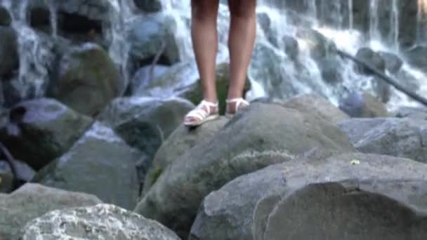 Foto Panorámica Vertical Una Hermosa Mujer Afroamericana Pie Sobre Una — Vídeos de Stock