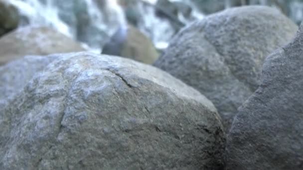 Laag Uitkijkpunt Naar Een Waterval Boven Grote Rotsblokken Een Rivierbedding — Stockvideo