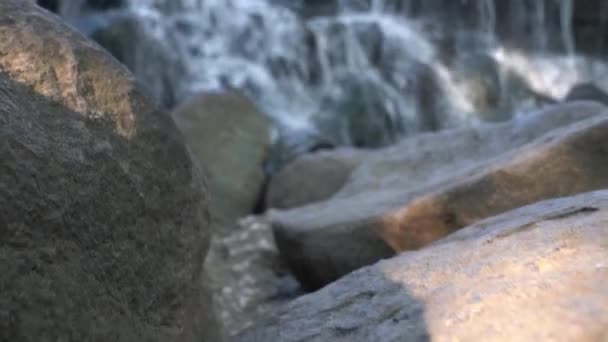 Laag Uitkijkpunt Naar Een Waterval Boven Grote Rotsblokken Een Rivierbedding — Stockvideo