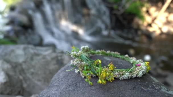 Colpo Panning Verticale Una Corona Fiori Appassiti Adagiata Masso Accanto — Video Stock