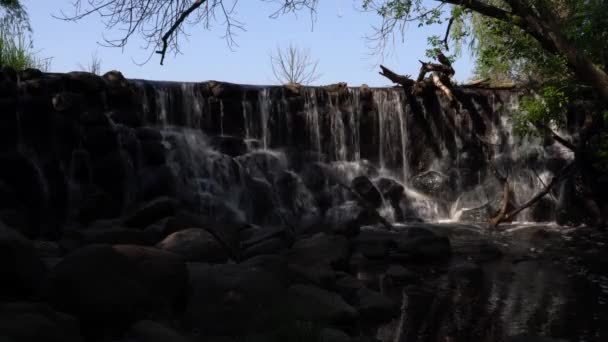 Vídeo Estacionário Homem Pequeno Feito Cachoeira Com Água Cascata Sobre — Vídeo de Stock