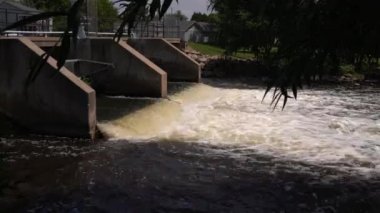 Waterford, WI - 3 Temmuz 2020: Su kıvrılır ve Huening Park yakınlarındaki beton ve çelik baraj üzerinden çağlayarak Fox Nehri 'nin aşağısına devam eder..
