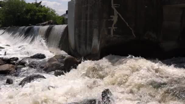 Вид Збоку Каскад Води Або Водоспад Над Людиною Зробив Бетонну — стокове відео