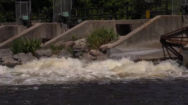 バーリントン 2020年7月3日 急流が下流に続く前にコンクリート構造物と鋼構造物に衝突するため ケースイーグルパークのフォックス川ダムを水が噴出する — ストック動画