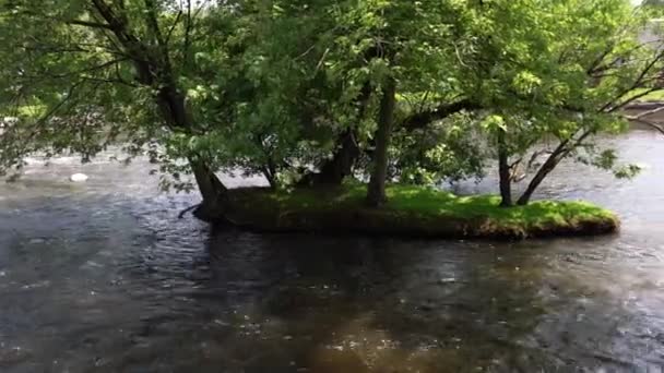 Waterford Julio 2020 Agua Fluye Rápidamente Alrededor Una Pequeña Isla — Vídeos de Stock