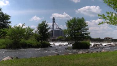 Echo Parkı ve Echo Gölü yakınlarındaki beton bir barajdan akan su şelaleleri ya da şelaleler Beyaz Nehir 'in Burlington Wisconsin' deki Fox Nehri 'ne bir tahıl silosu ya da arka planda asansörle aktığı yerde..