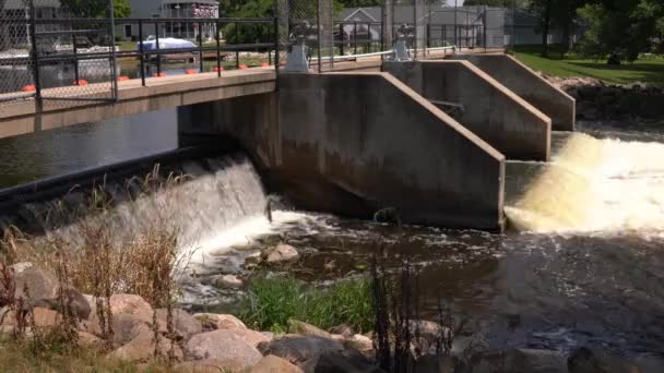 2020年7月3日 Wiのウォーターフォード フォックス川の下流で継続している興公園近くのコンクリートダムと鋼ダムの上に水の曲線が下がり カスケード — ストック動画