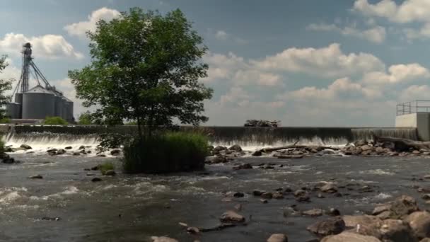 Eau Coule Cascade Sur Barrage Béton Courant Descend Rapidement Rivière — Video