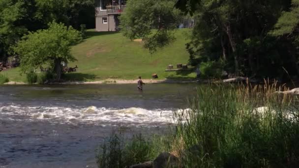 Burlington Julio 2020 Hombre Con Botas Zancudas Arroja Caña Pescar — Vídeos de Stock