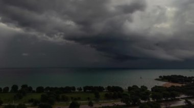 Chicago, IL - 2 Ağustos 2020: Fırtına bulutları birbirlerinin yanından Michigan Gölü ve Shore Drive Gölü 'nün farklı yönlerine doğru ilerleyip geçtikçe çalkalanıyor..
