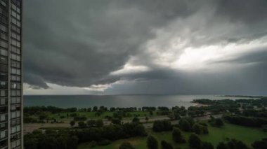 Chicago, IL - 2 Ağustos 2020: Fırtına bulutları, Edgewater Mahallesi 'ndeki Michigan Gölü üzerinden hızla Güneydoğu' ya hareket ediyor.