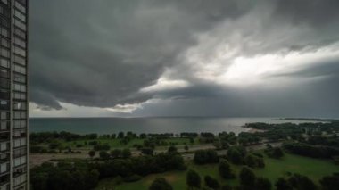 Chicago, IL - 2 Ağustos 2020: Fırtına bulutları, Edgewater Mahallesi 'ndeki Michigan Gölü üzerinden hızla Güneydoğu' ya hareket ediyor.