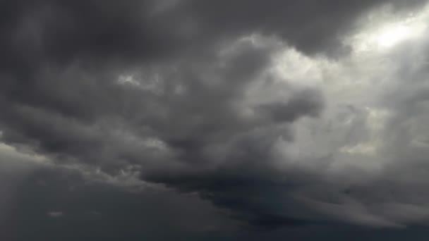 Des Nuages Gris Orageux Tourbillonnent Commencent Dissiper Dans Ciel Couvert — Video