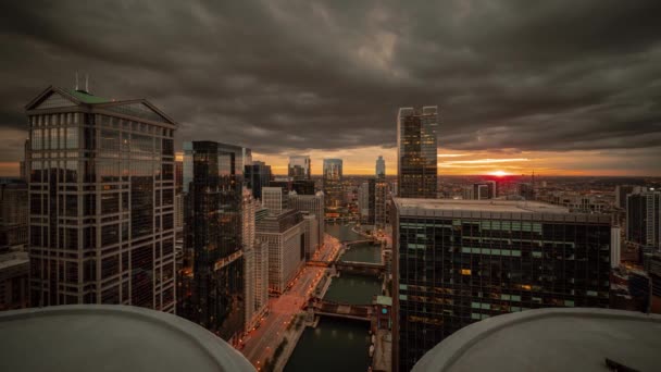 Schöne Luftaufnahme Der Innenstadt Chicagos Mit Booten Auf Dem Fluss — Stockvideo