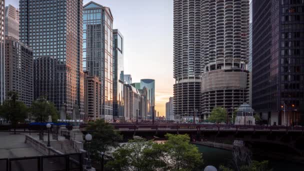 Chicago, IL - 12 Agustus 2020: Langit berubah warna jingga saat matahari terbenam beberapa saat sebelum jembatan lingkar pusat kota dibangun karena penjarahan yang terjadi pada awal minggu. — Stok Video
