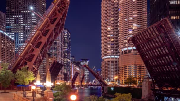 Chicago, IL - 12 agosto 2020: I ponti disegnati che circondano il loop rimangono sollevati per ridurre al minimo il traffico e scoraggiare rivolte, saccheggi e atti vandalici che si sono verificati in città all'inizio della settimana. — Video Stock
